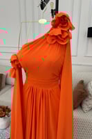 فستان سهرة طويل بلون ملفت