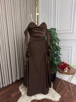 فستان بني انيق بأكمام طويلة