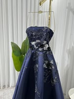 فستان سهرة كحلي بتفاصيل انيقة