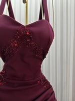 فستان سهرة عنابي مميز بتطريز ناعم