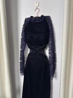 فستان سهرة انيق من المخمل بلمسات دانتيل