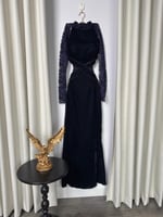 فستان سهرة انيق من المخمل بلمسات دانتيل