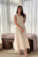 فستان ناعم مميز بشال مطرز