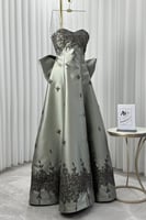 فستان سهرة انيق مزين بتطريز