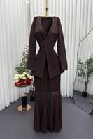 فستان بني بتصميم ناعم