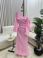 فستان وردي بكتف واحد مزين بلؤلؤ