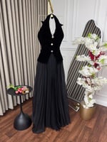 فستان اسود بليسيه بقصة هالتر