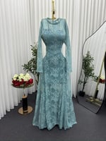 فستان ناعم من الدانتيل بياقة عالية