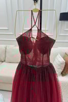 فستان عودي براق بتصميم جذاب