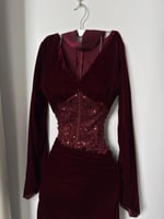 فستان سهرة عودي بتطريز ناعم