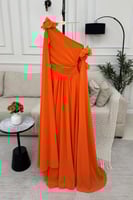 فستان سهرة طويل بلون ملفت