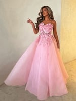 فستان انيق بقصة واسعة مميز بلمسات من الورود