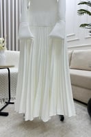 فستان بليسيه ابيض عاري الكتف