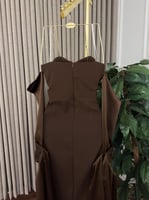 فستان بني انيق بأكمام طويلة