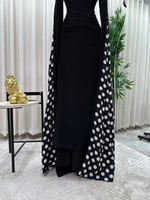 فستان اسود ناعم بأكمام منقطة