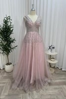 فستان سهرة وردي مزين بتطريز ولؤلؤ