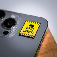 ملصق معدني خطر