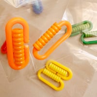 أداة تعليق لألعاب الطيور مع قفل أمان