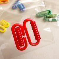 أداة تعليق لألعاب الطيور مع قفل أمان