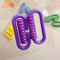 أداة تعليق لألعاب الطيور مع قفل أمان