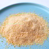 بودرة الدجاج والسلمون