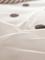 طقم لحاف 4 قطع من - أبيض ونقط سوداء