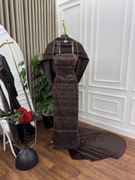 فستان سهرة بني براق مع شال طويل لإطلالة ملكية