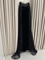 فستان سهره مخملي أسود مع كاب دانتيل ملكي