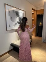 فستان سهرة وردي مطرز مع تصميم أوف شولدر فاخر