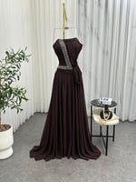 فستان سهرة بني مطرز بخط كريستال لامع