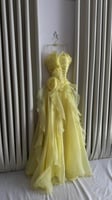 فستان أصفر شيفون بتصميم أنثوي فخم