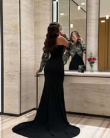 فستان سهرة أسود بكتف مكشوف ولمسة معدنية فاخرة