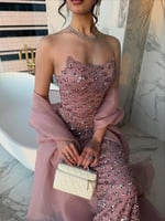 فستان وردي مطرّز بتطريز لامع وكاب شيفون فاخر