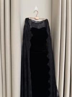 فستان سهره مخملي أسود مع كاب دانتيل ملكي