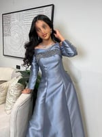 فستان سهرة أزرق ملكي مطرز بالكريستال