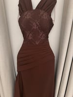 فستان بني دانتيل بتصميم راقٍ وانسيابية ناعمة