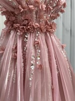 فستان سهره وردي منفوش بتطريز وورود أنيقة