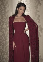 فستان سهرة خمري فاخر مع كاب مطرّز راقٍ