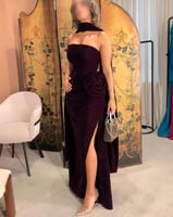 فستان عنّابي مخملي بوردة جانبية فاخرة