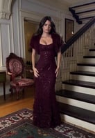 فستان خمري مطرّز فاخر مع شال أنيق