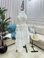 فستان أبيض سهرة أنيق مطرز بنعومة