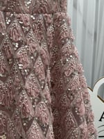 فستان سهرة وردي مطرز بدون أكمام بتصميم ملكية