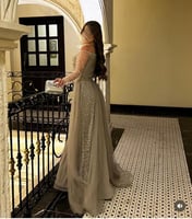 فستان سهرة ترابي بأكمام مطرزة أنيقة