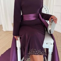 فستان سهرة بنفسجي فاخر بذيل طويل ولمسات كريستالية