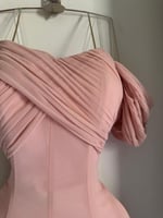 فستان سهرة وردي بودري بقصة ناعمة أنثوية