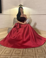فستان أحمر ملكي بتصميم فاخر وربطة جانبية
