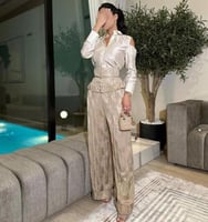 طقم نسائي بيج فاخر بحزام أنيق