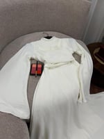 فستان أوف وايت بتصميم لفّ أنيق وأكمام واسعة