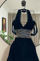 فستان أزرق ملكي بتطريز فضي فاخر ولمسة جريئة