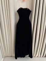 فستان سهره مخملي أسود مع كاب دانتيل ملكي